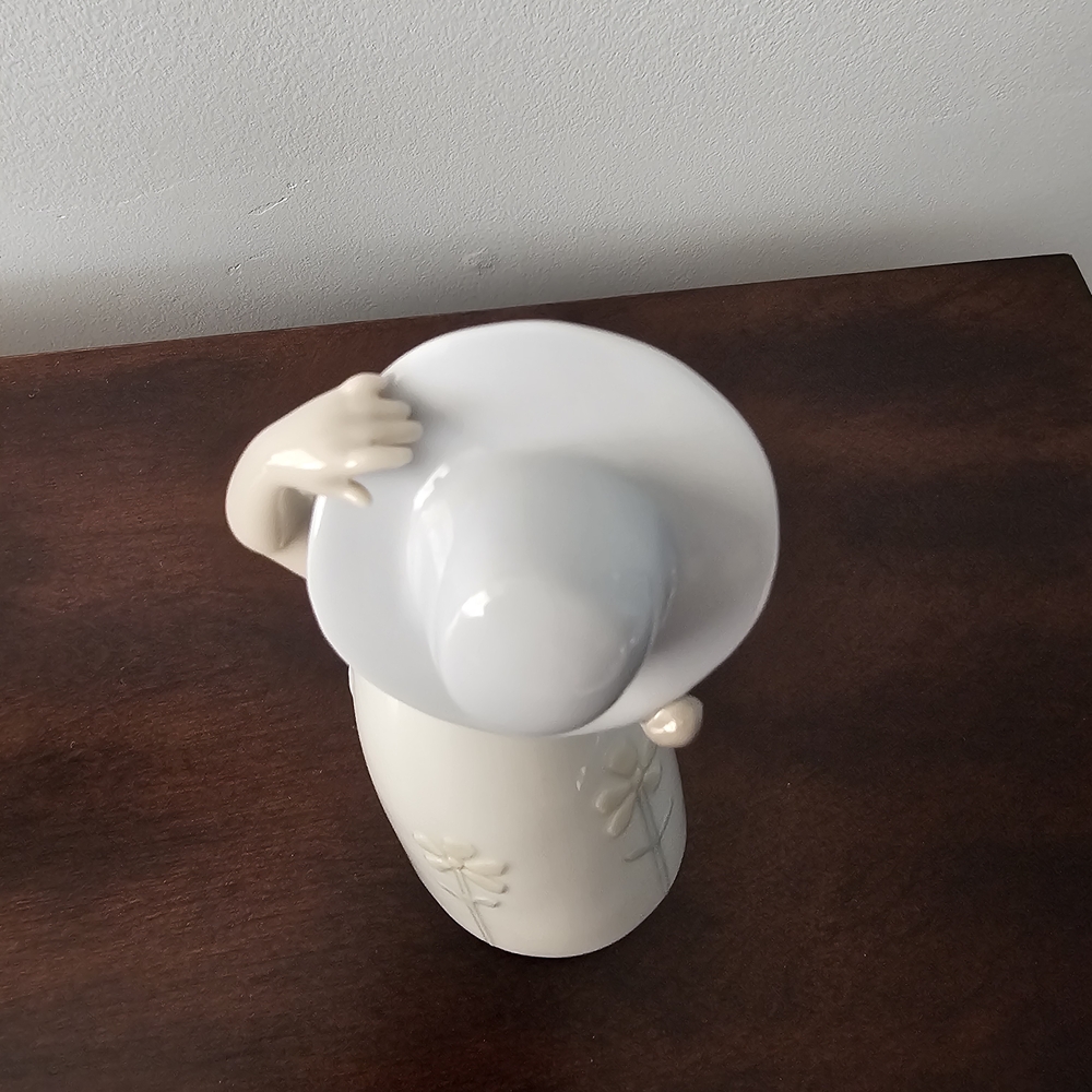 Lladro LITTLE DAISY GIRL - Picture 4 of 5